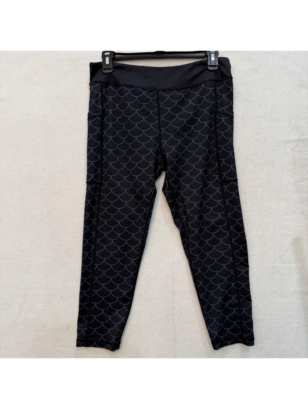 Constantly Varied Gear Capri Leggings Size Large Dragon Scale Black Gray